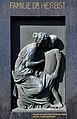 Bronzerelief „Abschied“ von 1910 an der Gruft der Arztfamilie Herbst am Friedhof Klagenfurt-Annabichl