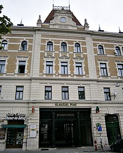 A felújított vásárcsarnok bejárata a Klauzál tér felől