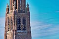 Op de kerktoren van 104 meter hoog staat onder het rechtse galmgat haar initiaal 'Y' van haar naam aan het hof "Ysabeau".