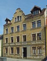 Wohnhaus in geschlossener Bebauung und Hintergebäude mit Töpferei