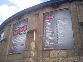 Promotie voor het iTunes Festival van 2010 op de gevel van het Roundhouse