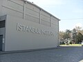 İstanbul Modern, arka planda Tophane Saat Kulesi