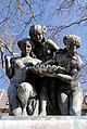 1299493642 Figuren des Dreimädelbrunnens in Golzheim