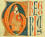 Historisierte Initiale: Der Buchstabenkörper dient als Rahmen für eine Darstellung, meist geschlossene Buchstaben (z. B. O, Q, D); im Bild zu sehen ist Papst Gregor IX. in einem G.