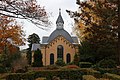 Friedhofskapelle, Friedhofsmauer, Kriegerdenkmal für die Gefallenen des Ersten Weltkrieges und einige Grabmale