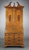 Secretair; circa 1790; lemn de arțar și alamă; înălțime: 242,57 cm; Muzeul de Artă al Comitatului Los Angeles (SUA)