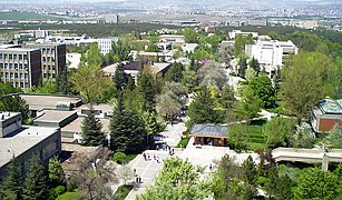 Behruz Çinici ve Altuğ Çinici tarafından tasarlanan ODTÜ kampüsü binaları (1961-1980) Türkiye’de gerçekleştirilen ilk planlı ve geniş kapsamlı uygulamadır.