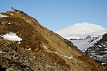 Gedenkkreuz für die Opfer des Flugzeugabsturzes von 1979 am Mount Erebus, Lewis-Bucht, Ross-Insel. Im Gedenken an die 257 Opfer verschiedener Nationalitäten, die ihr Leben verloren, als ihr Flugzeug an der Flanke des Mount Erebus zerschellte, wurde im Januar 1987 ein Kreuz aus Edelstahl auf einer Felsnase drei Kilometer von der Absturzstelle entfernt am Mount Erebus errichtet.