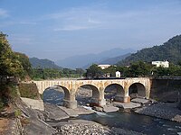 Alte Beigang-Brücke (舊北港溪橋), auch „Klebreis-Brücke“ (糯米橋, 24.058361111111120.90661111111)