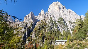 Das Rifugio Treviso mit der Cima Lastei im Hintergrund