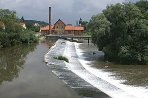 Blick nach Osten über das Streichwehr auf das historische Krafthaus