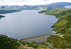 Blick auf Die Staumauer des Strandavatnet aus südlicher Richtung