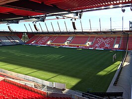 Jahnstadion Regensburg, zicht op de westelijke tribune