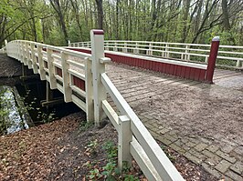 Brug 555 met rode schorten links en midden, maar rechts niet (april 2024)