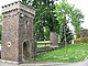 Erhaltene Teile der Toranlage des abgerissenen Schlosses im Altfrankener Park