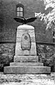 Regimentsdenkmal 1914-18 des Grenadier-Regiments Kronprinz (1. Ostpreußisches) Nr. 1 in Königsberg i. Pr. Das Denkmal stand auf Herzogsacker an der „Kronprinzer-Kaserne“ [17] (54°43'05.10" N, 20°32'01.64" O laut [18]) und wurde am 20. Dezember 1905 enthüllt.[19] Den Entwurf lieferte Oberstleutnant a.D. von der Oelsnitz aus Königsberg. Die Bronzeteile wurden von der „Aktiengesellschaft vormals H. Gladenbeck & Sohn“ ausgeführt.