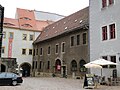 Domherrenhof mit Seitenflügel und Hintergebäude um einen Hof, dann Verwaltungsgebäude (Prokuraturamt), spätere Gefängnisnutzung als Amtsfronfeste (Einzeldenkmal zu Sachgesamtheit 09300521)