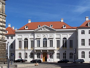 Das wiederaufgebaute Kurländer Palais als Blickfang am Ende der Gasse