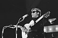 José Feliciano mit zwei an Schwanenhälsen und steckbaren Stativhalterungen befestigten MD 421 (1970)