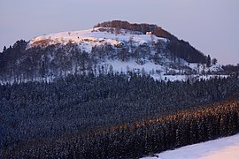 Die Bergkuppe des Lo­chen­steins vom Rappen­stein im Osten aus gesehen