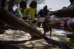 Frauen bei der Herstellung von Lederwaren in Mswakini