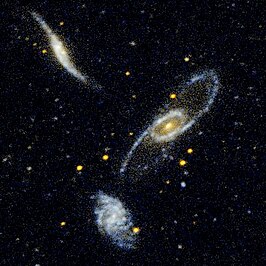 Opname van NGC 5560 (boven), NGC 5566 (midden) en NGC 5569 (onder)