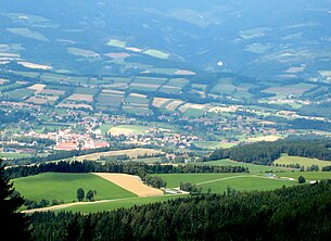 Blick auf Vorau von Süden; im Hintergrund die Festenburg