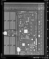 Röntgenaufnahme eines Philips Pixium 2430 EZ; sie zeigt das Innenleben, das voller Elektronik ist. Die zwei mal vier rechteckigen Elemente auf der linken Seite des Detektors sind Zellen des Akkus.