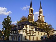 Das Zoephelsche Haus, eines der ältesten Gebäude, im Hintergrund die St. Jakobikirche