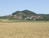 Der Aichelberg (links) und der Turmberg (rechts). Im Vordergrund der Ort Aichelberg (2004)