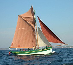 En kutterseilbåt med gaffelseil brukt som brønnbåt. Foto: Association Bateau Capsizun