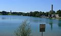 Lerchenauer See mit Blick auf das Uptown München und die Kapernaumkirche