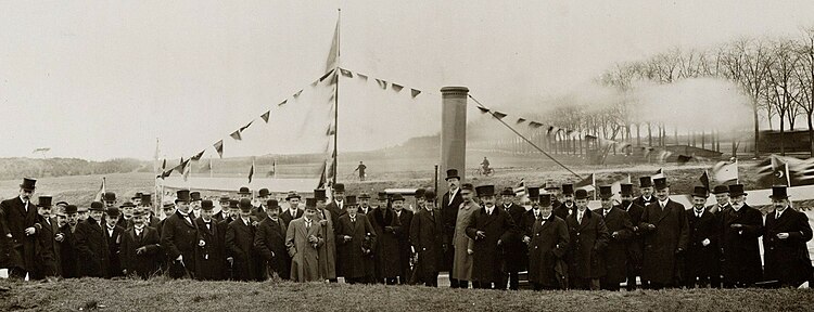 Opening van het kanaaltraject Amer-Tilburg. De genodigden poseren voor een van de gepavoiseerde schepen die hen over het kanaal zullen vervoeren van Oosterhout naar Tilburg. Voor de schoorsteen ingenieur Schuller tot Peursum. Foto 28 april 1919.