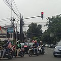 Persimpangan dengan lampu lalu-lintas di Kelapa Dua Wetan