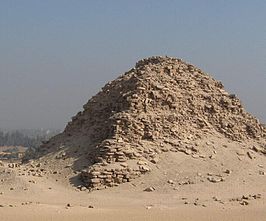 De ruïne van de piramide van Sahoere