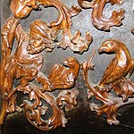 Flachrelief, Detailaufnahme eines Vogel fangenden Koboldes auf dem linken, geöffneten Altarflügel