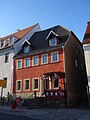 Wohnhaus in Ecklage, mit Treppe und Heiste vor dem Wohnhaus, mit zwei Hinterhäusern und Mauer zur Goldgasse