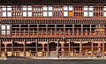 Kunstvolle Ansicht einer Fassade. Viele Holzornamente und Fenster aus Holz.