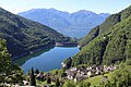 Sztuczne jezioro Lago di Vogorno, w oddali jezioro Maggiore