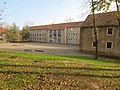 Schulkomplex, bestehend aus dem Schulbau, der Turnhalle, dem Kinderhort, den beiden Verbinderbauten zwischen Schulgebäude und Turnhalle bzw. Kinderhort (Emanuel-Gottlieb-Flemming-Grundschule)