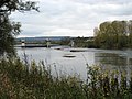 Staustufe der Mosel westlich des Dorfs