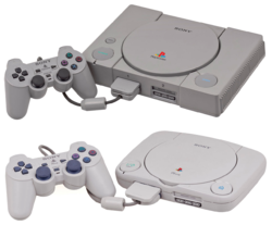 Felül: Az eredeti modell DualShock kontrollerrel Alul: Az újratervezett, kisebb változat, a PSone