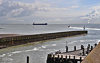 Westerschelde vor Vlissingen mit auslaufendem Lotsenboot