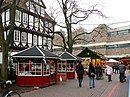 Finnisches Weihnachtsdorf, dahinter Historisches Museum, auf dem Boden der Rote Faden