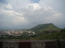 Satara mit Ajinkyatara-Fort