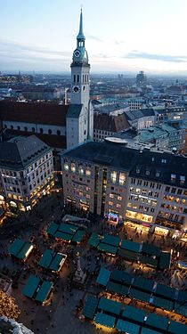 Blick vom Rathausturm auf den Christkindlmarkt