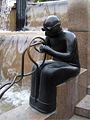 Weltkugelbrunnen, Bronzefigur Harry, der Dreher (volkstümlich: Harry, der Schweißer)[12]