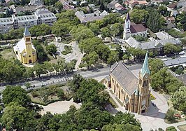 Het kerkplein (Templom tér) met de lutherse, katholieke en gereformeerde kerk