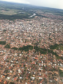 Cacoal van boven gezien met bovenin de rivier de Ji-Paraná