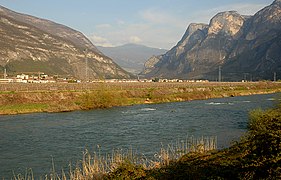 Der Noce mit der Rocchetta-Engstelle im Hintergrund